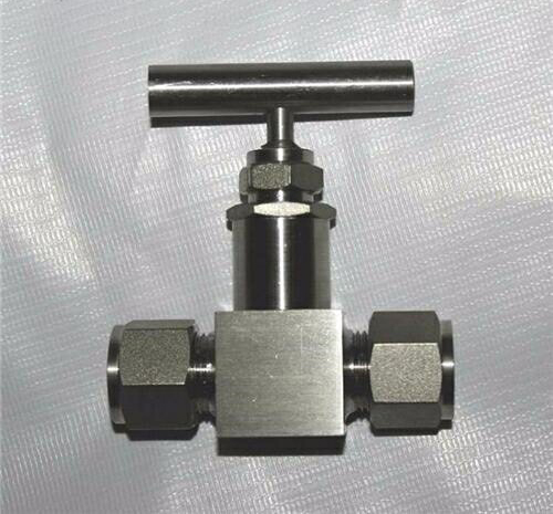 �������y